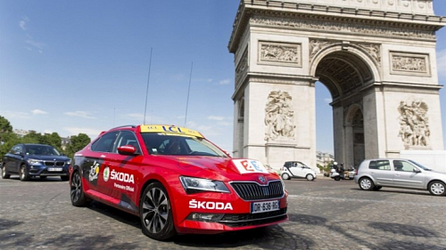 Červený vůz Tour de France - Škoda Superb v akci